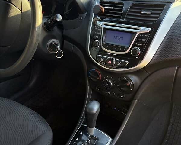 Белый Хендай Акцент, объемом двигателя 1.6 л и пробегом 240 тыс. км за 7300 $, фото 5 на Automoto.ua