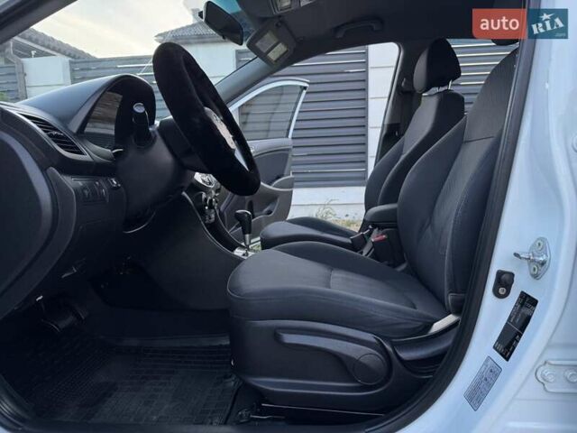Белый Хендай Акцент, объемом двигателя 1.4 л и пробегом 135 тыс. км за 8700 $, фото 37 на Automoto.ua