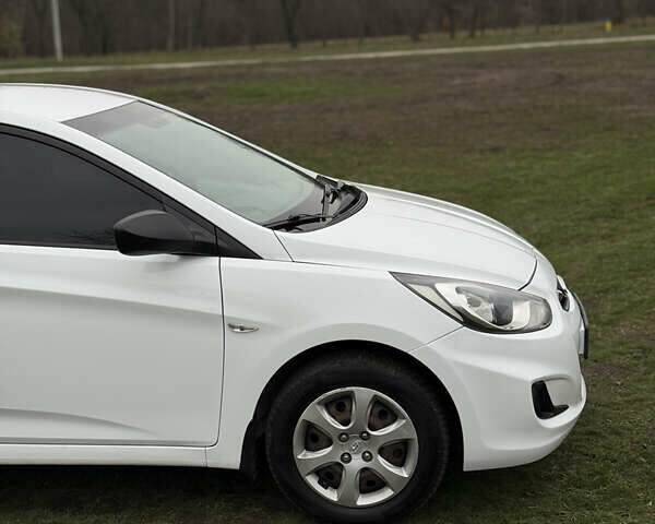 Білий Хендай Акцент, об'ємом двигуна 0 л та пробігом 97 тис. км за 6500 $, фото 2 на Automoto.ua