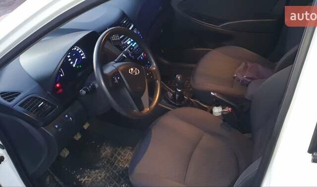 Белый Хендай Акцент, объемом двигателя 1.4 л и пробегом 126 тыс. км за 7750 $, фото 14 на Automoto.ua