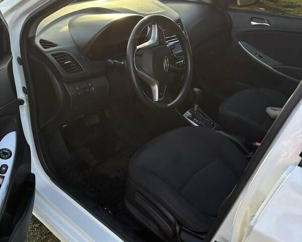 Белый Хендай Акцент, объемом двигателя 1.6 л и пробегом 240 тыс. км за 7300 $, фото 7 на Automoto.ua