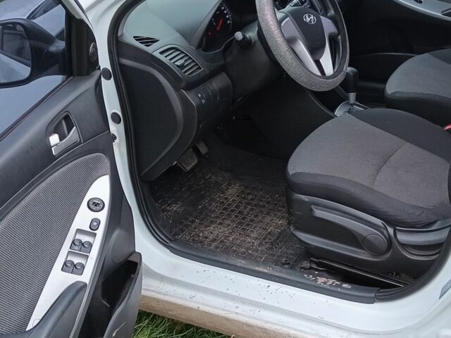 Белый Хендай Акцент, объемом двигателя 0 л и пробегом 122 тыс. км за 9538 $, фото 7 на Automoto.ua