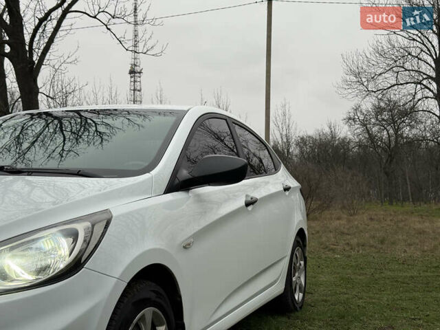 Білий Хендай Акцент, об'ємом двигуна 0 л та пробігом 97 тис. км за 6500 $, фото 4 на Automoto.ua