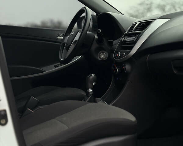 Білий Хендай Акцент, об'ємом двигуна 0 л та пробігом 97 тис. км за 6500 $, фото 19 на Automoto.ua