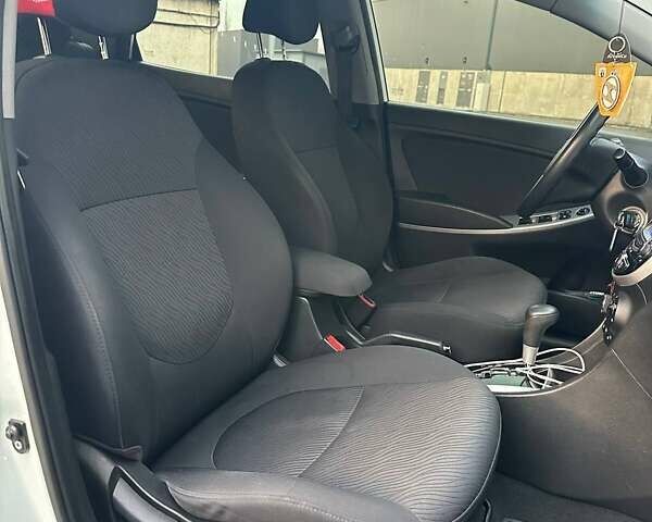 Белый Хендай Акцент, объемом двигателя 1.59 л и пробегом 160 тыс. км за 8300 $, фото 14 на Automoto.ua