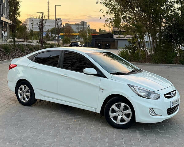 Білий Хендай Акцент, об'ємом двигуна 1.6 л та пробігом 118 тис. км за 8300 $, фото 1 на Automoto.ua