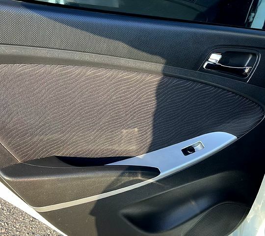 Белый Хендай Акцент, объемом двигателя 1.6 л и пробегом 235 тыс. км за 7500 $, фото 7 на Automoto.ua