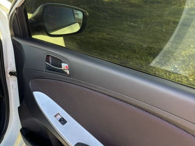 Белый Хендай Акцент, объемом двигателя 1.6 л и пробегом 240 тыс. км за 7300 $, фото 6 на Automoto.ua