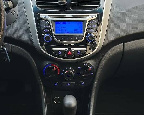 Белый Хендай Акцент, объемом двигателя 1.59 л и пробегом 160 тыс. км за 8300 $, фото 15 на Automoto.ua