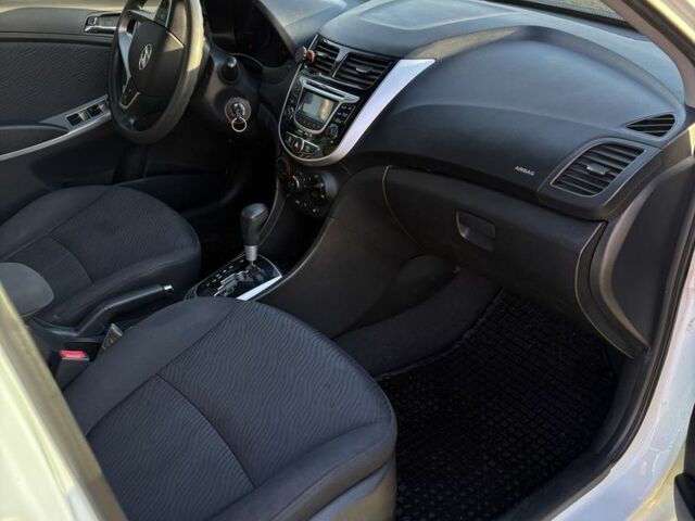 Белый Хендай Акцент, объемом двигателя 1.6 л и пробегом 240 тыс. км за 7300 $, фото 8 на Automoto.ua