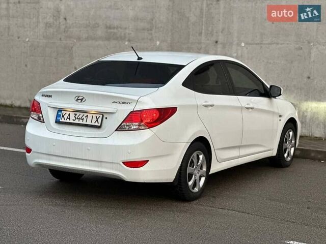 Белый Хендай Акцент, объемом двигателя 1.59 л и пробегом 160 тыс. км за 8300 $, фото 5 на Automoto.ua