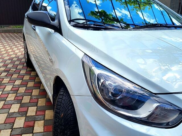 Белый Хендай Акцент, объемом двигателя 1.4 л и пробегом 92 тыс. км за 8500 $, фото 2 на Automoto.ua