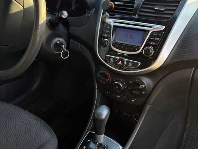 Белый Хендай Акцент, объемом двигателя 1.6 л и пробегом 240 тыс. км за 7300 $, фото 7 на Automoto.ua