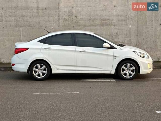 Белый Хендай Акцент, объемом двигателя 1.59 л и пробегом 160 тыс. км за 8300 $, фото 4 на Automoto.ua