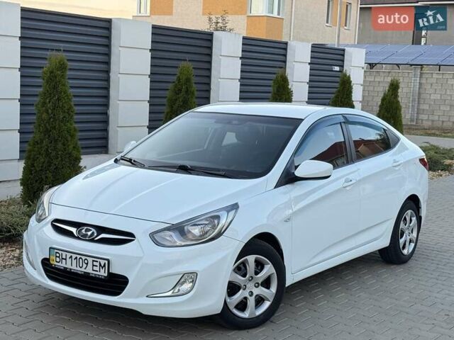 Белый Хендай Акцент, объемом двигателя 1.4 л и пробегом 135 тыс. км за 8700 $, фото 1 на Automoto.ua