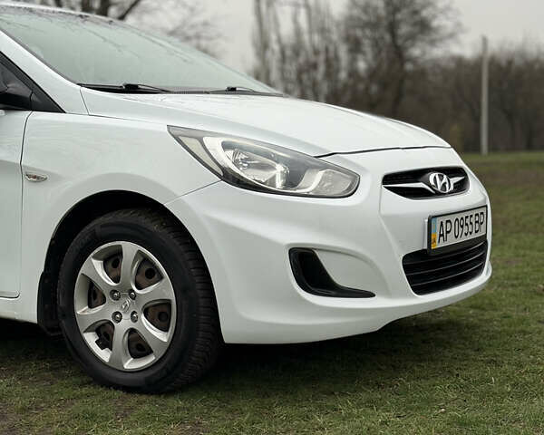 Білий Хендай Акцент, об'ємом двигуна 0 л та пробігом 97 тис. км за 6500 $, фото 7 на Automoto.ua