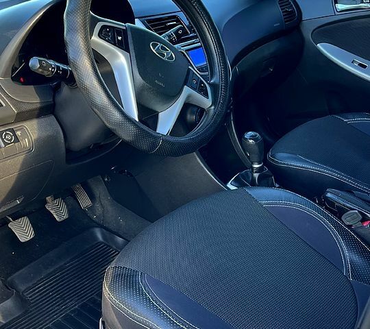 Белый Хендай Акцент, объемом двигателя 1.6 л и пробегом 235 тыс. км за 7500 $, фото 6 на Automoto.ua