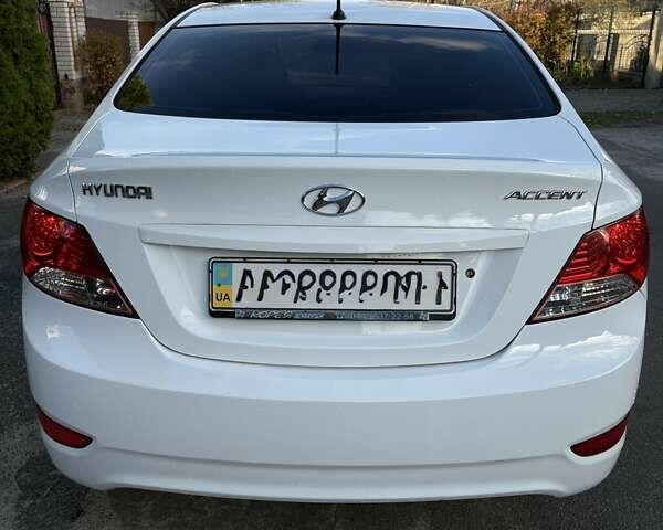 Белый Хендай Акцент, объемом двигателя 1.6 л и пробегом 240 тыс. км за 7300 $, фото 1 на Automoto.ua
