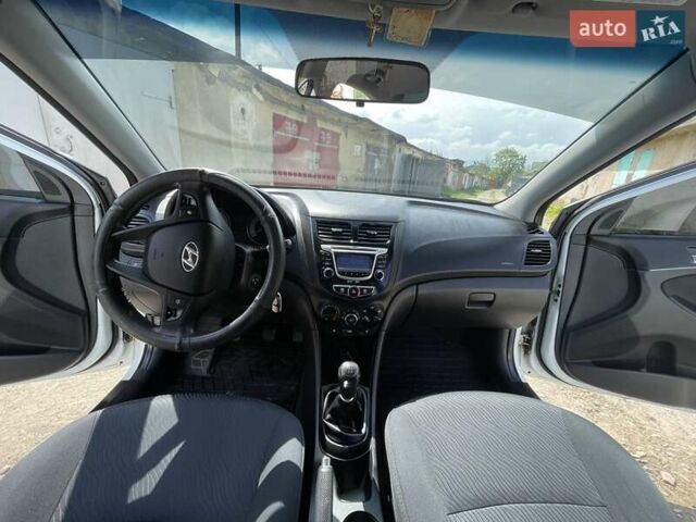 Белый Хендай Акцент, объемом двигателя 1.4 л и пробегом 126 тыс. км за 7750 $, фото 15 на Automoto.ua