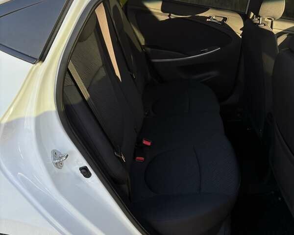 Белый Хендай Акцент, объемом двигателя 1.6 л и пробегом 240 тыс. км за 7300 $, фото 6 на Automoto.ua