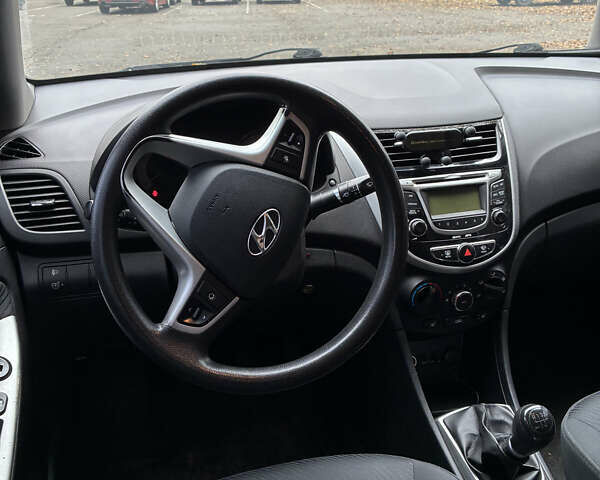 Белый Хендай Акцент, объемом двигателя 1.4 л и пробегом 115 тыс. км за 9499 $, фото 4 на Automoto.ua