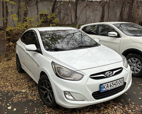 Белый Хендай Акцент, объемом двигателя 1.4 л и пробегом 115 тыс. км за 9499 $, фото 1 на Automoto.ua