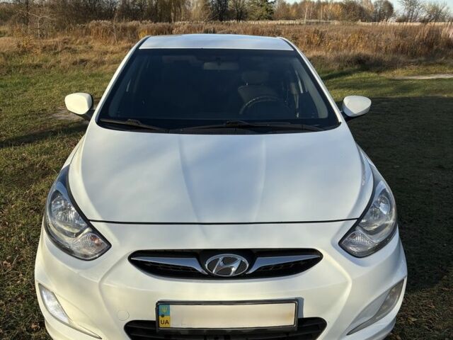 Белый Хендай Акцент, объемом двигателя 1.6 л и пробегом 240 тыс. км за 7300 $, фото 2 на Automoto.ua