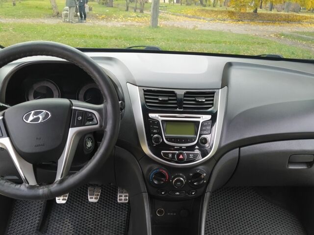 Белый Хендай Акцент, объемом двигателя 1.4 л и пробегом 270 тыс. км за 6500 $, фото 4 на Automoto.ua