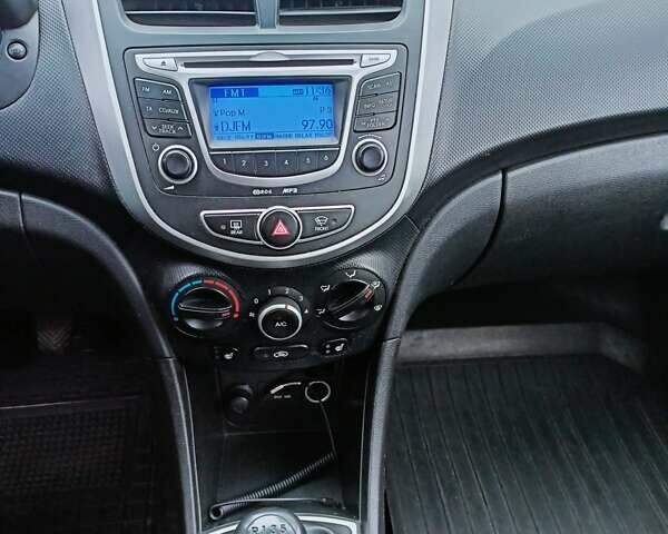 Белый Хендай Акцент, объемом двигателя 1.4 л и пробегом 219 тыс. км за 6300 $, фото 15 на Automoto.ua