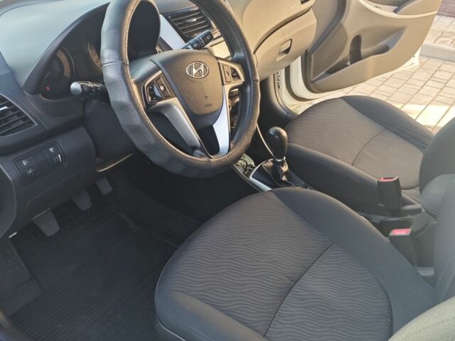 Белый Хендай Акцент, объемом двигателя 1.6 л и пробегом 132 тыс. км за 7800 $, фото 3 на Automoto.ua