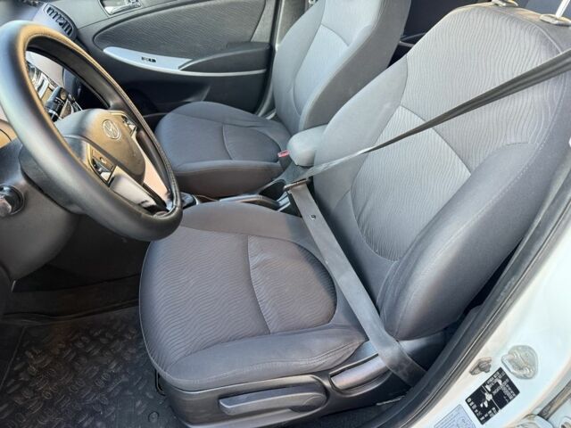 Білий Хендай Акцент, об'ємом двигуна 1.4 л та пробігом 220 тис. км за 5450 $, фото 4 на Automoto.ua