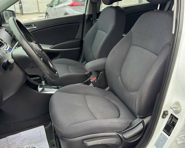 Білий Хендай Акцент, об'ємом двигуна 1.4 л та пробігом 84 тис. км за 9900 $, фото 10 на Automoto.ua