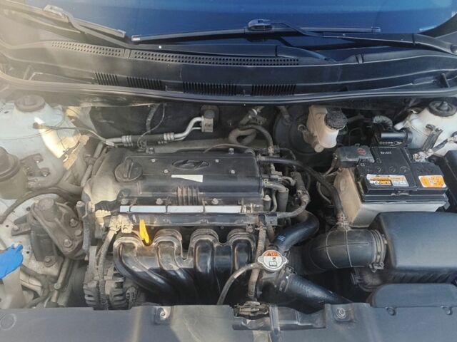 Белый Хендай Акцент, объемом двигателя 1.6 л и пробегом 132 тыс. км за 7800 $, фото 4 на Automoto.ua