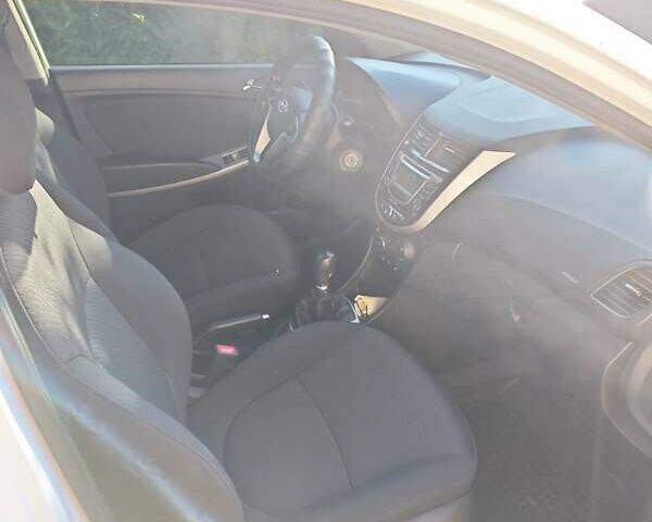 Белый Хендай Акцент, объемом двигателя 1.59 л и пробегом 132 тыс. км за 7800 $, фото 12 на Automoto.ua