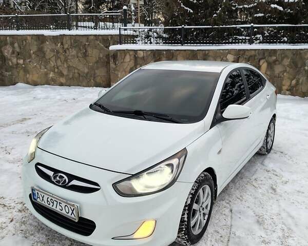 Белый Хендай Акцент, объемом двигателя 1.4 л и пробегом 270 тыс. км за 6350 $, фото 4 на Automoto.ua