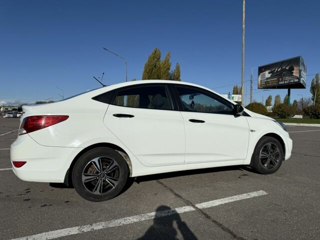 Белый Хендай Акцент, объемом двигателя 1.4 л и пробегом 105 тыс. км за 8450 $, фото 2 на Automoto.ua