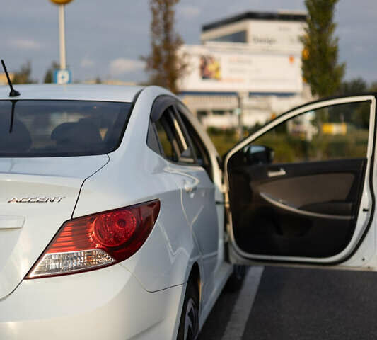 Белый Хендай Акцент, объемом двигателя 1.4 л и пробегом 158 тыс. км за 8000 $, фото 8 на Automoto.ua