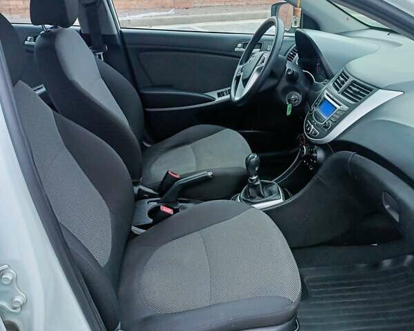 Белый Хендай Акцент, объемом двигателя 1.4 л и пробегом 219 тыс. км за 6300 $, фото 6 на Automoto.ua