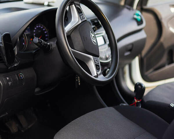 Белый Хендай Акцент, объемом двигателя 1.4 л и пробегом 158 тыс. км за 8000 $, фото 3 на Automoto.ua