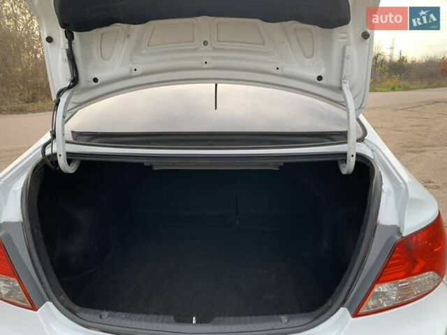 Білий Хендай Акцент, об'ємом двигуна 1.4 л та пробігом 265 тис. км за 5300 $, фото 24 на Automoto.ua