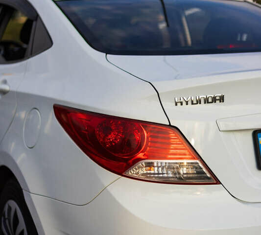 Белый Хендай Акцент, объемом двигателя 1.4 л и пробегом 158 тыс. км за 8000 $, фото 7 на Automoto.ua