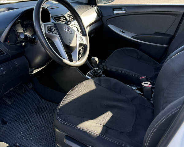 Білий Хендай Акцент, об'ємом двигуна 1.4 л та пробігом 105 тис. км за 8450 $, фото 9 на Automoto.ua