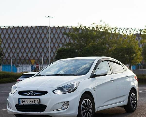 Белый Хендай Акцент, объемом двигателя 1.4 л и пробегом 158 тыс. км за 8000 $, фото 2 на Automoto.ua