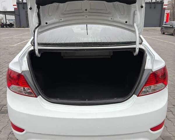 Білий Хендай Акцент, об'ємом двигуна 1.4 л та пробігом 84 тис. км за 9900 $, фото 16 на Automoto.ua