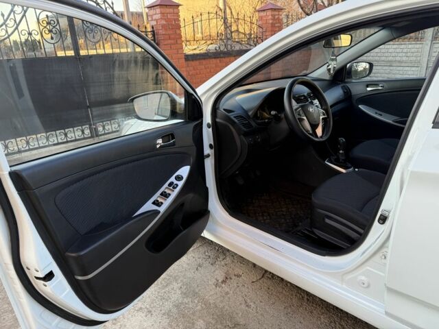 Білий Хендай Акцент, об'ємом двигуна 1.4 л та пробігом 220 тис. км за 5450 $, фото 5 на Automoto.ua