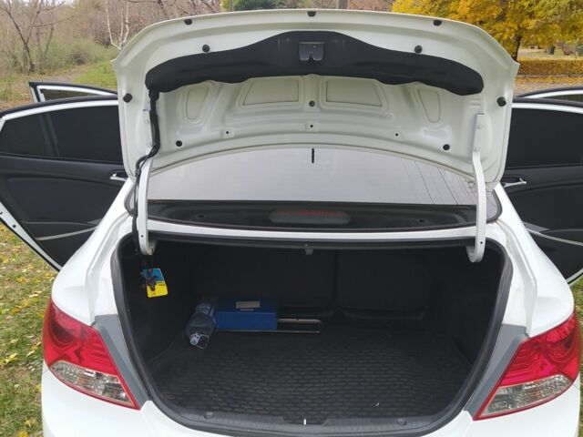 Белый Хендай Акцент, объемом двигателя 1.4 л и пробегом 270 тыс. км за 6500 $, фото 6 на Automoto.ua