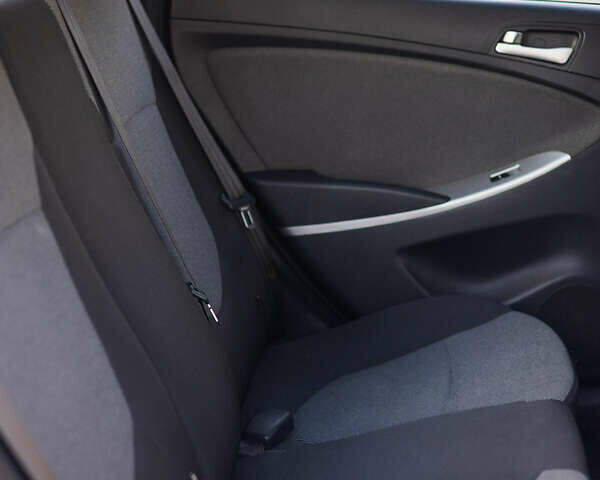 Белый Хендай Акцент, объемом двигателя 1.4 л и пробегом 158 тыс. км за 8000 $, фото 6 на Automoto.ua