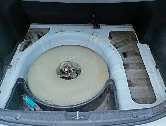 Белый Хендай Акцент, объемом двигателя 1.4 л и пробегом 219 тыс. км за 6300 $, фото 16 на Automoto.ua