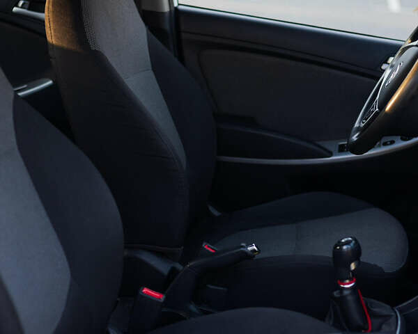 Белый Хендай Акцент, объемом двигателя 1.4 л и пробегом 158 тыс. км за 8000 $, фото 5 на Automoto.ua