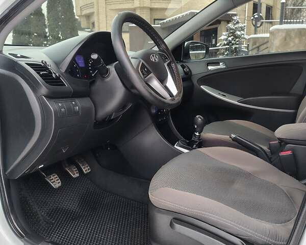 Белый Хендай Акцент, объемом двигателя 1.4 л и пробегом 270 тыс. км за 6350 $, фото 30 на Automoto.ua